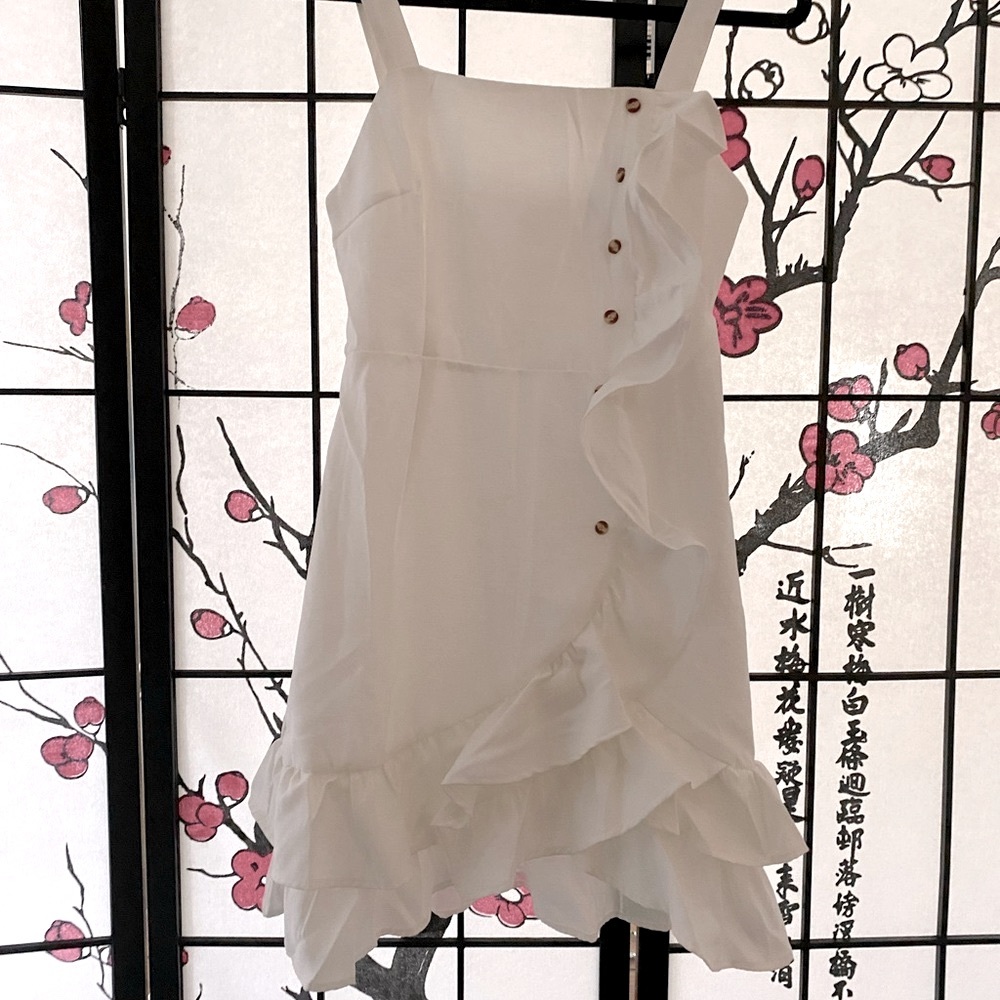 Cute white summer dress.  SIZE MED.  On sale